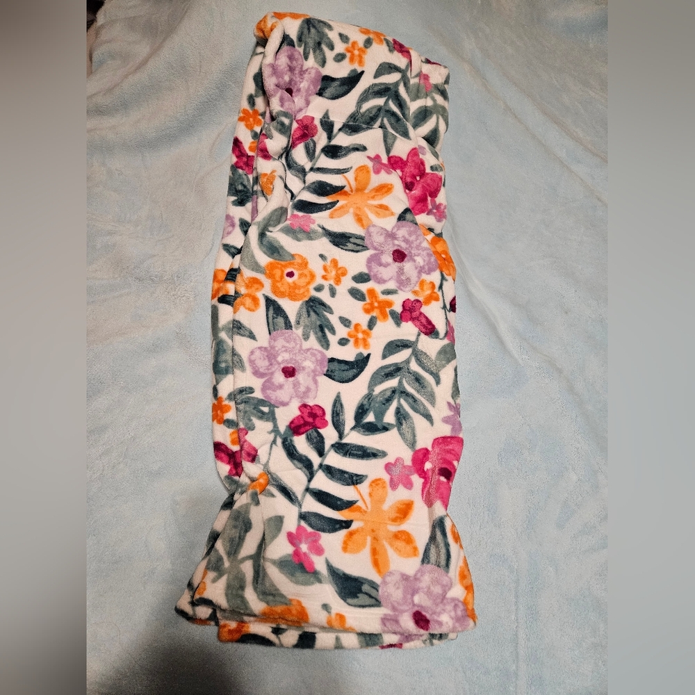 NWT Floral Blanket - Picture 2 of 3